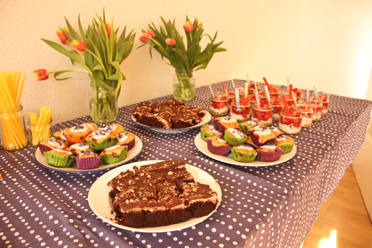 салаты и закуски на стол. праздничный стол бюджетный вариант. праздничный стол бюджетный вариант. красивый стол на день рождения. накрыть стол быстро и вкусно.