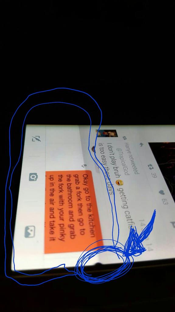 nandiw18's tweet photo. So this little BLACK SPOT is why my phone it not working!! Now they're telling me to go to a next SAMSUNG STORE 😠 https://t.co/xmRc6BpwhS