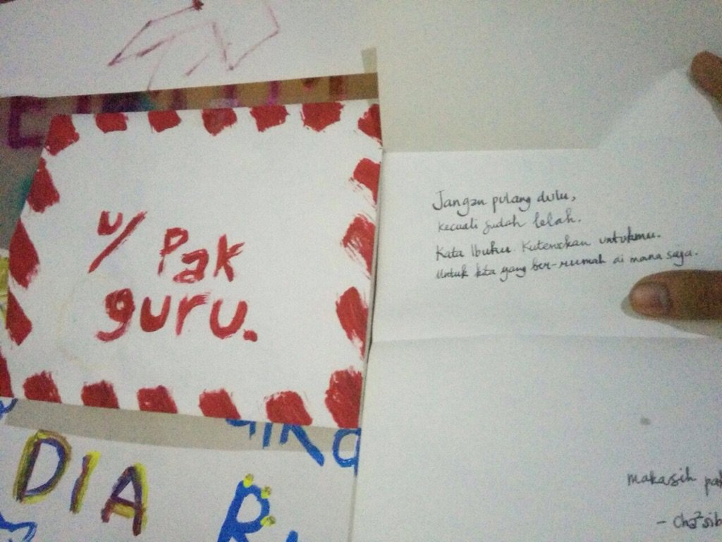 Jangan pulang dulu, kecuali sudah lelah.

#rumahantonismael