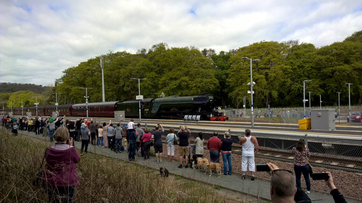 khursheb's tweet photo. here is the #FlyingScotsman at Tweedbank @BordersRailway - crowds turn out on a unique day on the new Waverley line https://t.co/PKjnkwRZyW