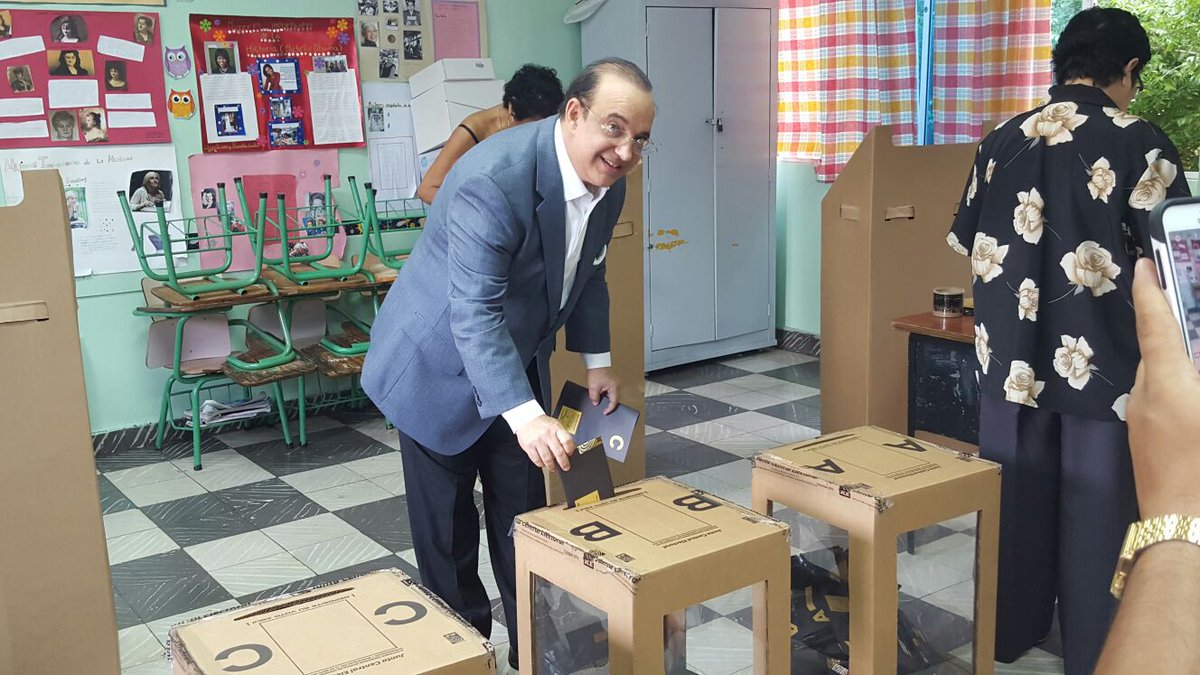Lared_do's tweet photo. En esta hora de la mañana nuestro Pt. @QuiqueAntun  ejerció su voto como ciudadano. #ElCambioEsAhora #YoVoto3 https://t.co/tnnXHO9xsp