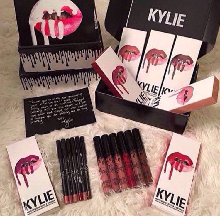 sendurconfess's tweet image. RT ET FOLLOW MOI + @ConcoursGirly POUR GAGNER UN LIPSTICK DE KYLIE J. 💄
[Tirage à nos 27K]