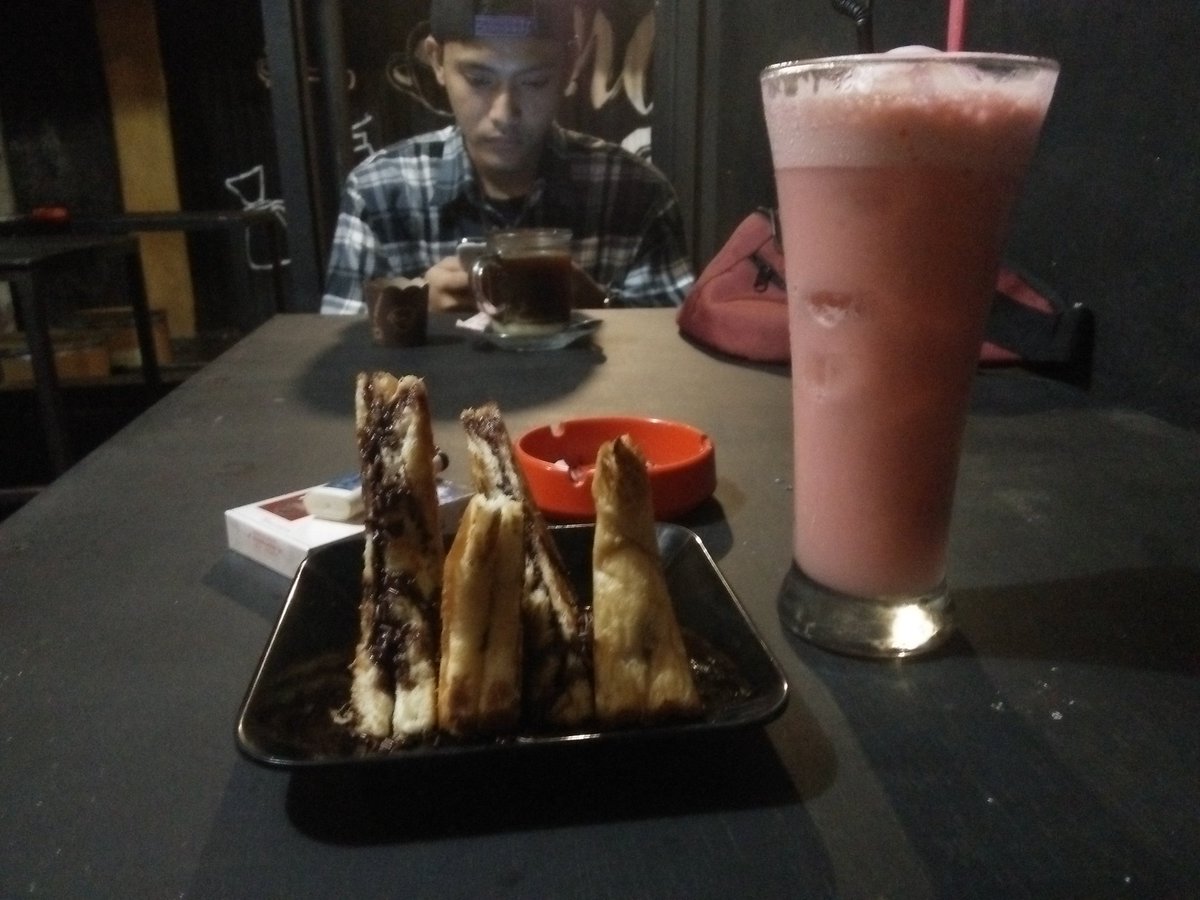 mataramkeras's tweet photo. Karena Roti Bakar dan Pink Lady adalah koentji~ 

Eh ada si jomblo @SBKCF @malikcofes https://t.co/aDcN7c48zR
