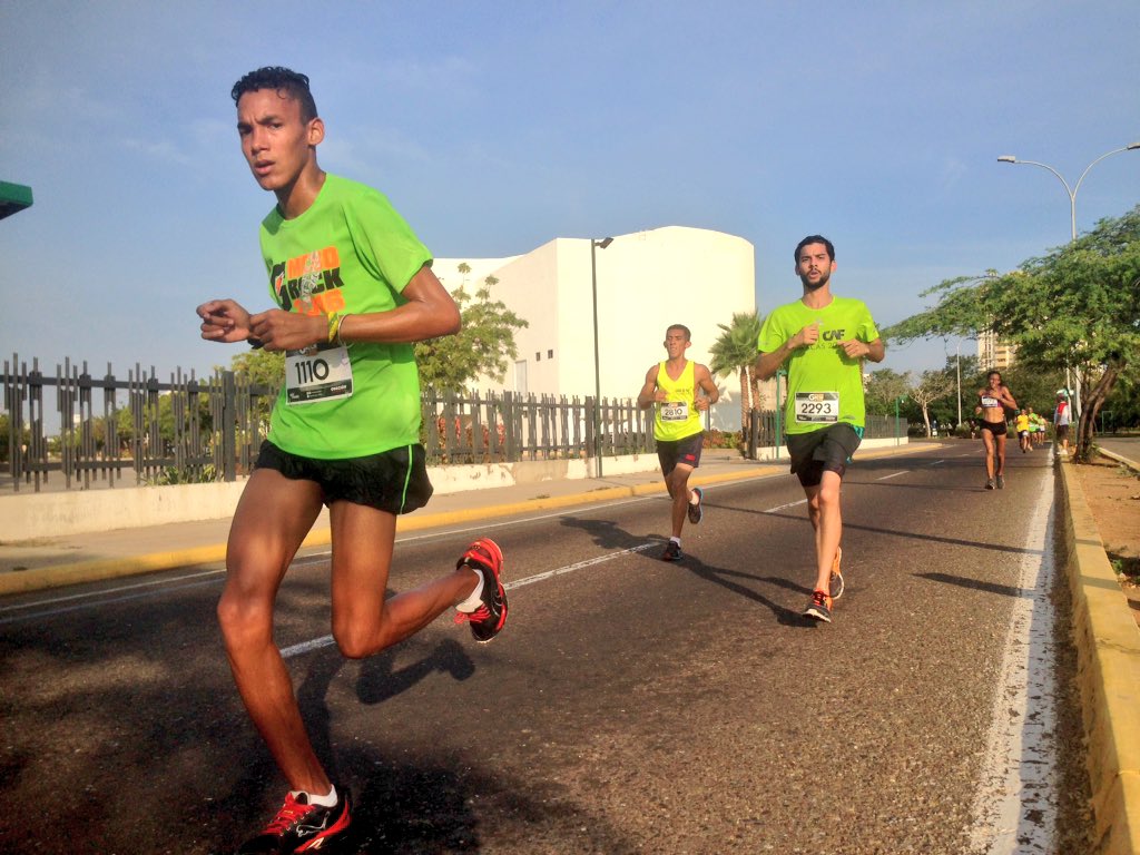 GatoradeVzla's tweet photo. Los corredores avanzan al ritmo del rock en el #GatoradeMcboRock 2016 https://t.co/uAv3DGW2xT