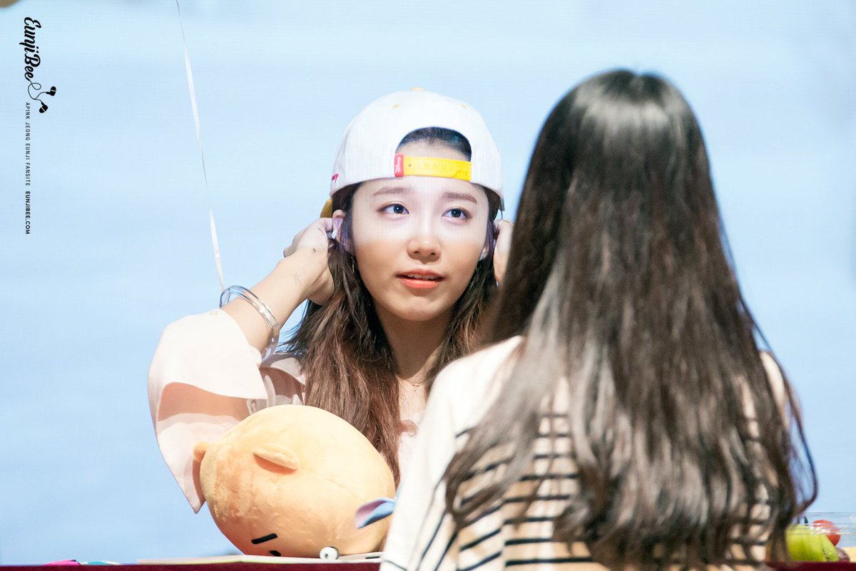 Apinktown's tweet photo. 160501 #Apink Eunji Yongsan Fansign. https://t.co/Jr123f8C2F https://t.co/iMYvU4H0j0 Cr: eunjibee_com