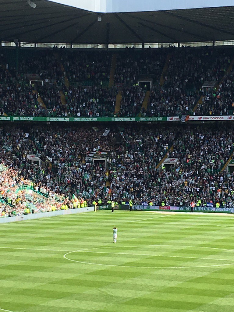 wee_kezza's tweet photo. This picture is something else #Izzy going towards the #GreenBrigade π #ByeIzzy https://t.co/cgKK5WXhPG