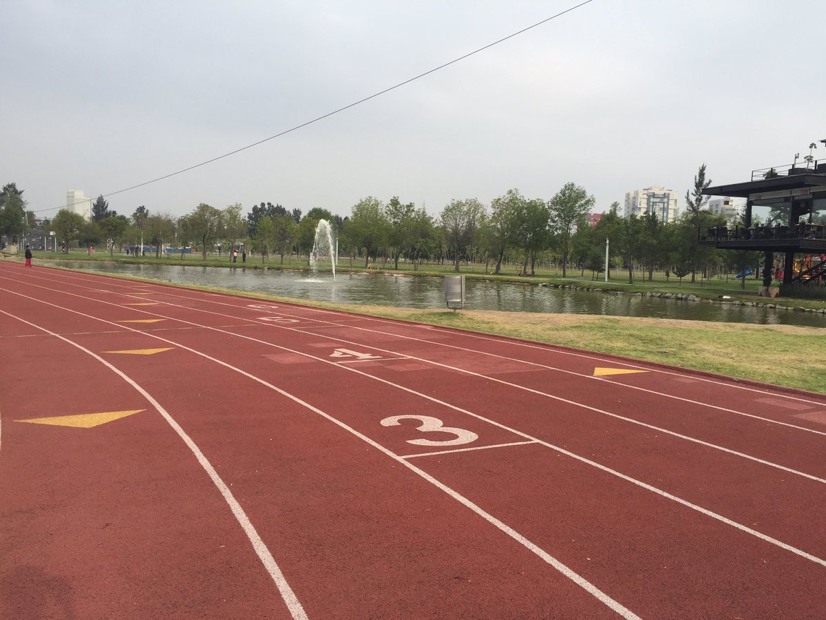KarlaGarr's tweet photo. Listos los drills y las repeticiones coach! @GermanSilvaMEX Rumbo al @MaratonCdMx #RunningDay2016 @RunnersWorldMex https://t.co/LaWwVAovQ7