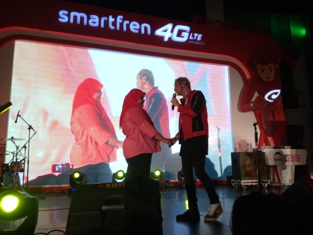 NH_surabaya's tweet photo. Bila aku jatuh cintaaaaa... @nidji @Giring_Ganesha @smartfrenworld #Generasi4G https://t.co/3fHUoSLFjc