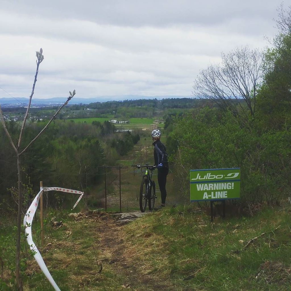 TeamBikeExpress's tweet image. &quot;Hmmm&quot;...riders scoping the &quot;A&quot; line.  #julbousa #eastcoastrocks #easterngrind ift.tt/1TPBNVF