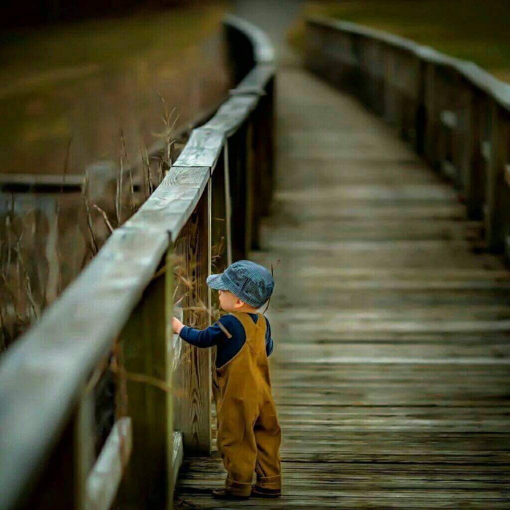 لَا تَنتَظِـرَ شِيئـاً مِـن أَحَـد 
فَفِـي هَـذِه الأيـام لَنْ يَصِلَـك مِـن تَحْـت الْبَـاب . سِـوَى الغُبَــار ..!
