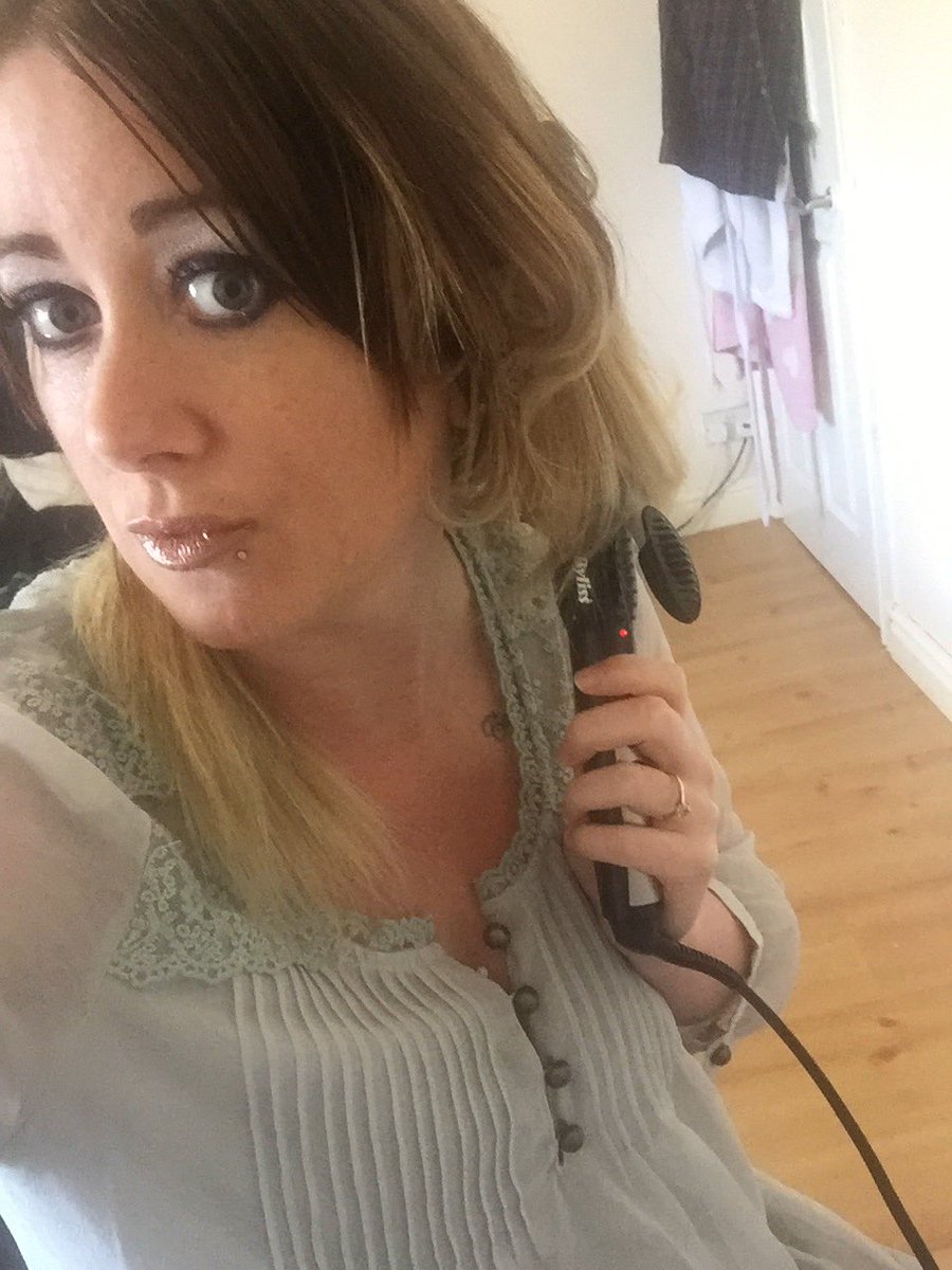 scouseredbird's tweet photo. Curling my hair for an afternoon in the pub #macclife https://t.co/zzpc7d0yCN