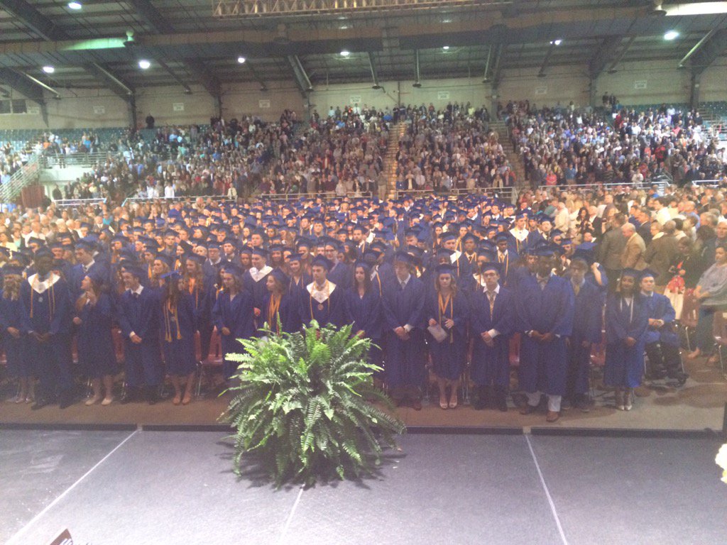 OHSDean's tweet photo. OHS graduation 2016 !! https://t.co/tXLKtjxlgW