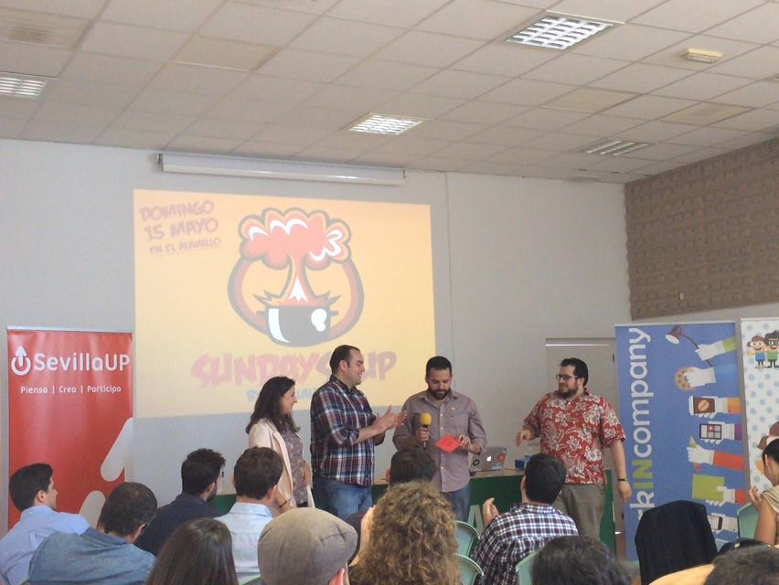ProgramaMinerva's tweet photo. El equipo de @Groupifly levanta el 2do premio en #SundaySoup Sevilla @SevillaUp #emprendedores https://t.co/mCCwLA2Ajr