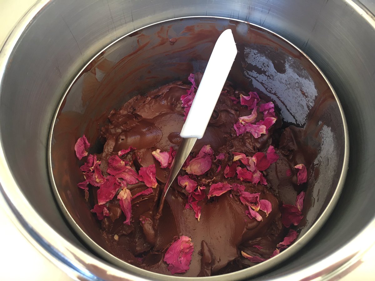 Sorbetto 72% cioccolato <a href="/domorichoc/">DOMORI</a>, essenza e petali di rosa. #quintessenza2016 #gelato #italianfood #food