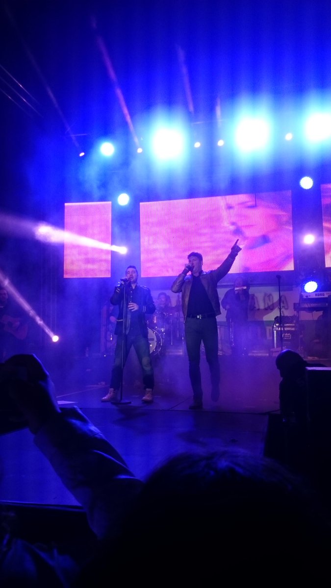 desi_msb's tweet photo. @_AndyyLucas_ anoche en Los Barrios (Cádiz), un concierto increíble 😊 https://t.co/0TTPhg8hSg