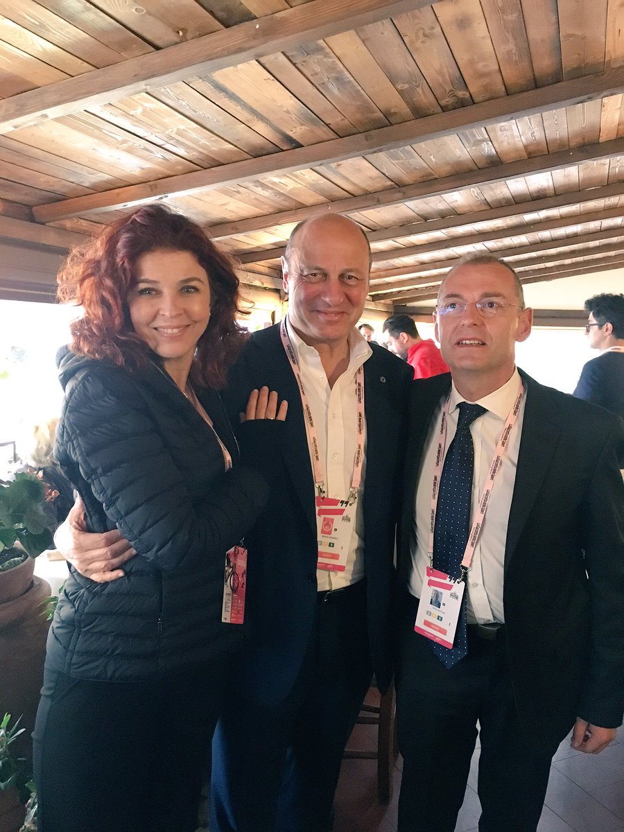chianticlassico's tweet photo. La conduttrice @paola_saluzzi con il presidente Sergio Zingarelli e Paolo Sottani sindaco di Greve #CCstage #Giro https://t.co/5Ka2bwgE2x