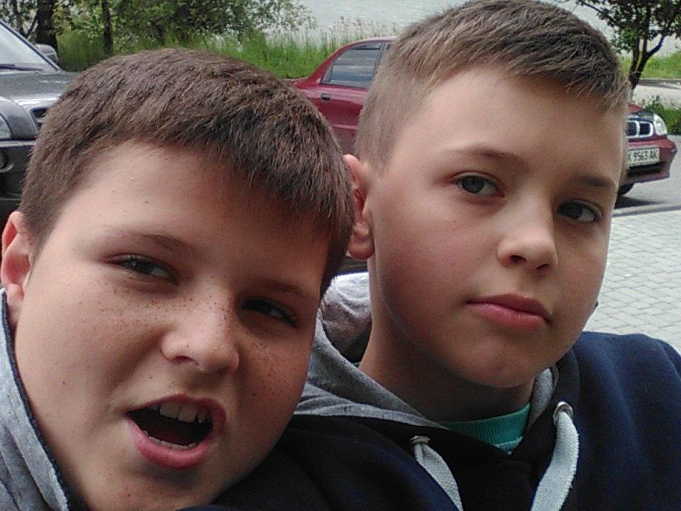 2002017K's tweet photo. Сижу на лавочці їм чіпси https://t.co/Qjg4uO2TJw