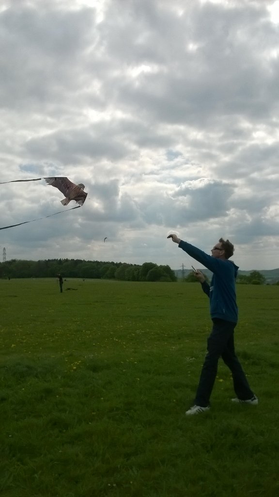 Darrengreenidge's tweet photo. At @DunstableDwnsNT with a friend & he's just bought a kite! There could be trouble ahead #bigkid #downsphoto https://t.co/Qtqtzp474f