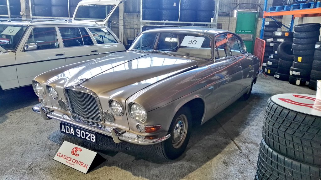 car_witter's tweet photo. This was very cool, never seen one before #Jaguar MkX #ClassicsCentral https://t.co/EBJPiOSp4Z