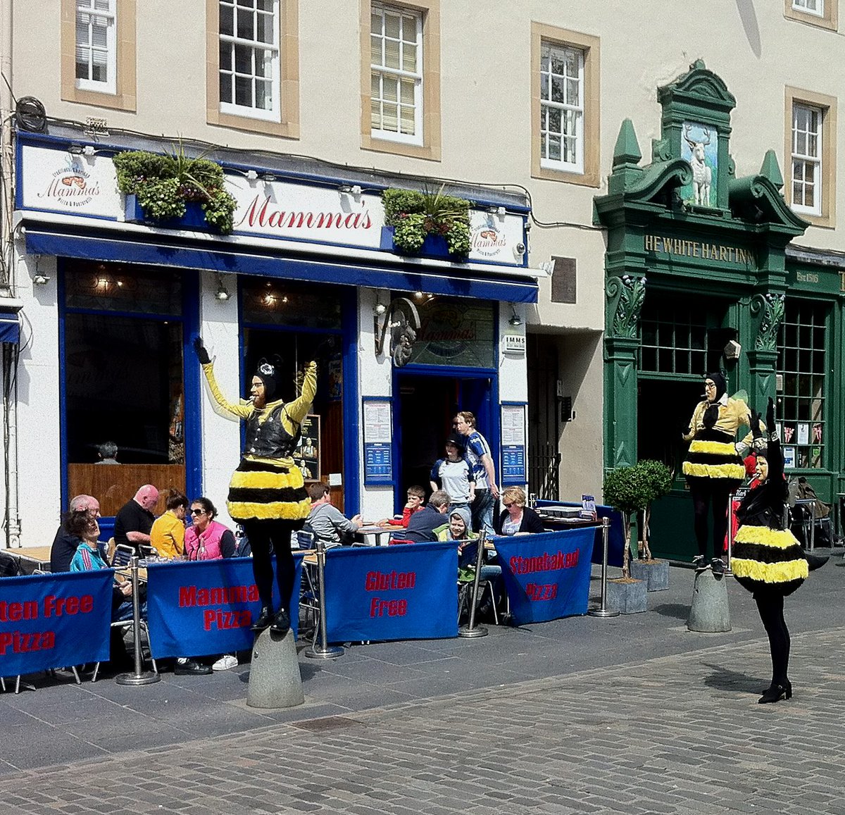Robin_Mitchell's tweet image. The Grassmarket's buzzing outside @MammasPizzeria #Grassmarket #Edinburgh #Scotland