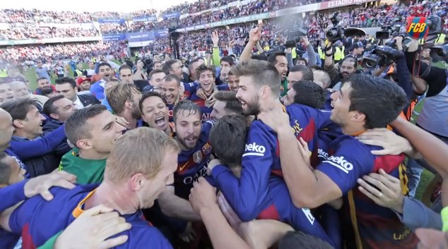 FCBarcelona's tweet photo. 90s 🎥 24th La Liga title gives way to celebration in Granada &amp; Barcelona: https://t.co/eUq3tfIpft | #CampionsFCB 🏆 https://t.co/ltLT0vAcg7