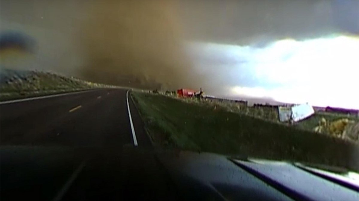 Bright's tweet image. In deze #360graden-video rijd je bijna een #tornado in. Al 1 miljoen keer bekeken op YouTube bright.nl/vr-van-de-week…