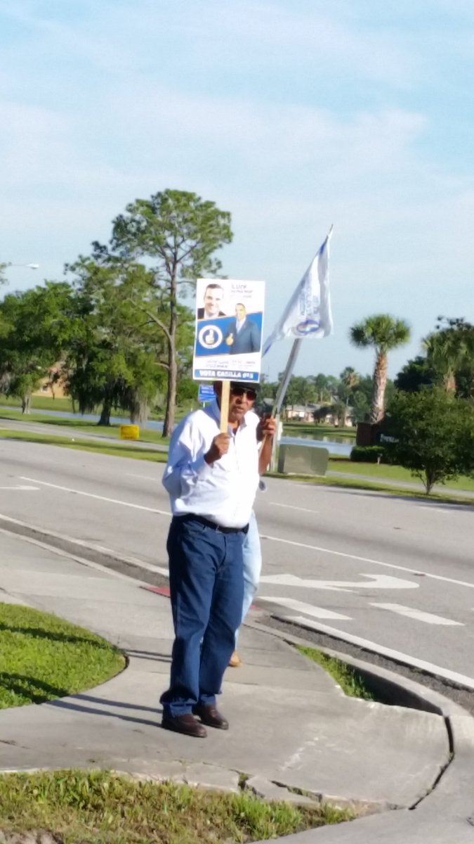 Mira <a href="/nuriapiera/">N Digital</a> aqui en Orlando Fl, al frente del colegio electoral <a href="/ncdn1/">ncdn</a> #NCDNDecision16