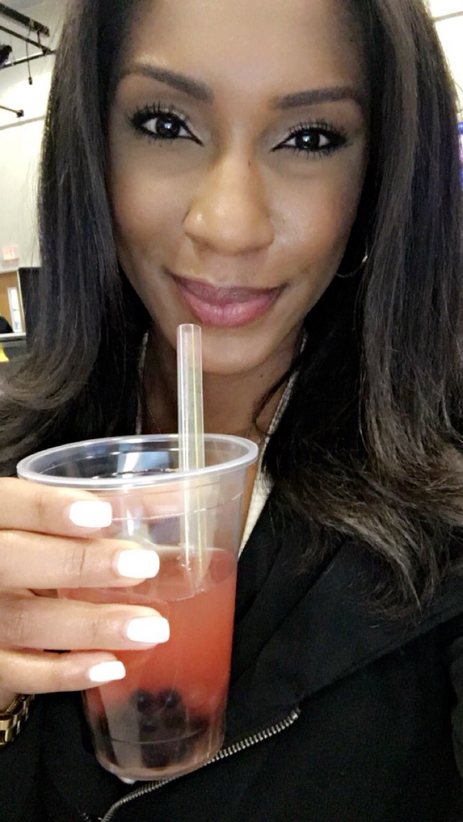 JessicaBrownTV's tweet photo. Why am I so late to bubble tea!? Yum I love it! Shout out to @bobachaonmain #bobacha #bubbletea #asianfoodfestival https://t.co/OfWkr88Bse