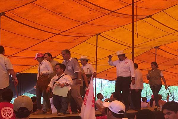 marmikomx's tweet photo. #HéctorYunes cuenta con el #respaldo de los #campesinos y #diputados https://t.co/4OthdUiUAp #Veracruz #VerFollow https://t.co/tQB9XsKplJ
