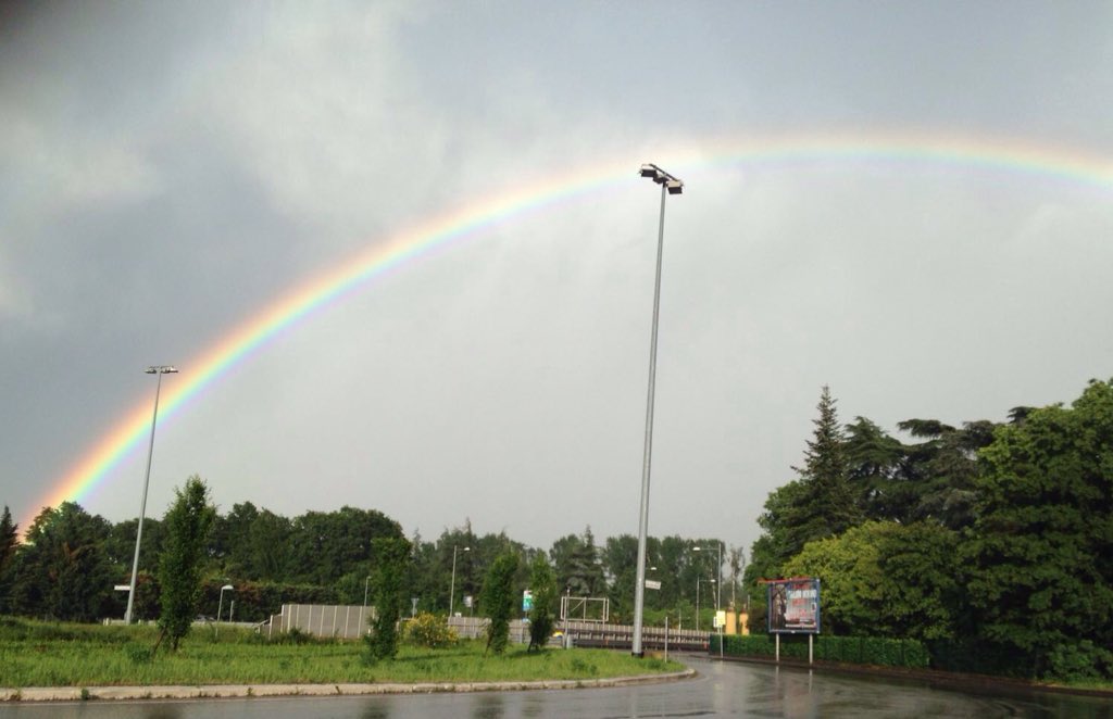 davidecile's tweet photo. @Twiperbole arcobaleno a #quartieresavena per celebrare #900anni del comune https://t.co/pKyLTUuNOu