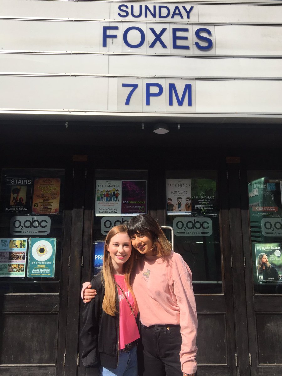 ItsEmmaa_xo's tweet photo. Can't believe I just met the most Amazing and loveliest @iamfoxes ❤️❤️Thank you so much for coming out to see us!!💖🎉 https://t.co/uypNBGnmrc