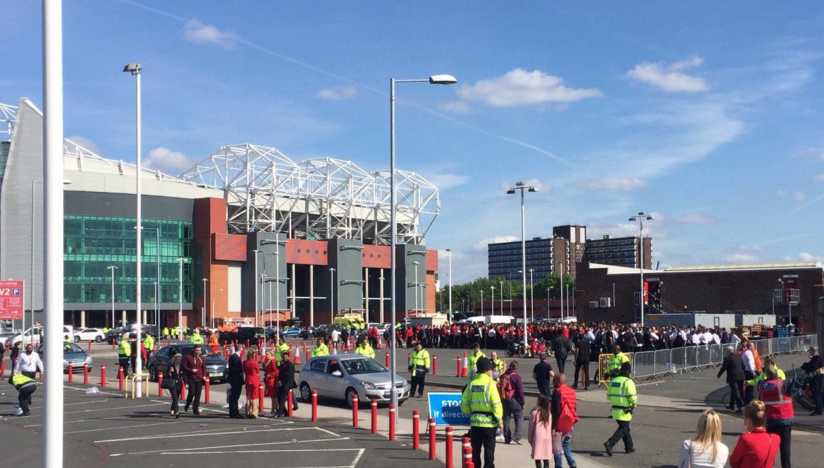 ConorMcNamaraIE's tweet photo. Manchester United staff being briefed outside Old Trafford. #bbcfootball https://t.co/J5uLW8bpef