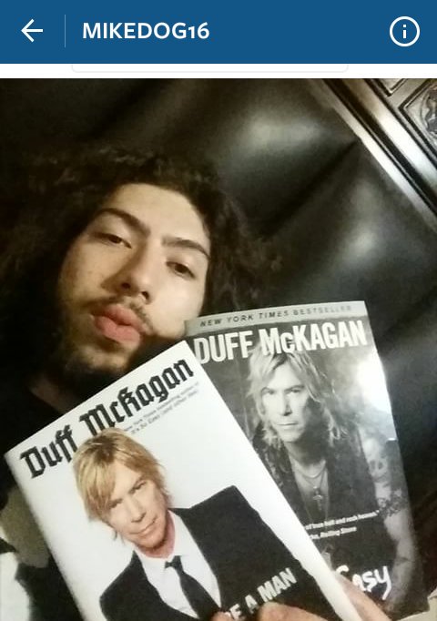 Cabana6Sentido's tweet photo. Fans and their @DuffMcKagan books #HTBAM #ItsSoEasy 📷 @edut, Sarah Noel, Mikey https://t.co/YlwPg0cdXA