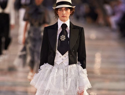FashYoupl's tweet photo. #Chanel #cruise #ChanelCruiseCuba #fashion #moda #fashyou
https://t.co/PbjzAcaZJX https://t.co/m7sQ1lrTV9