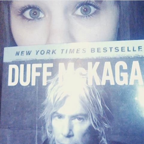 Cabana6Sentido's tweet photo. Fans and their @DuffMcKagan books #HTBAM #ItsSoEasy 📷 @move_the_stars, Larissa, Josevaldo. https://t.co/KxBpVESQ9h