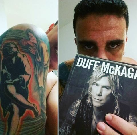 Cabana6Sentido's tweet photo. Fans and their @DuffMcKagan books #HTBAM #ItsSoEasy 📷 @move_the_stars, Larissa, Josevaldo. https://t.co/KxBpVESQ9h