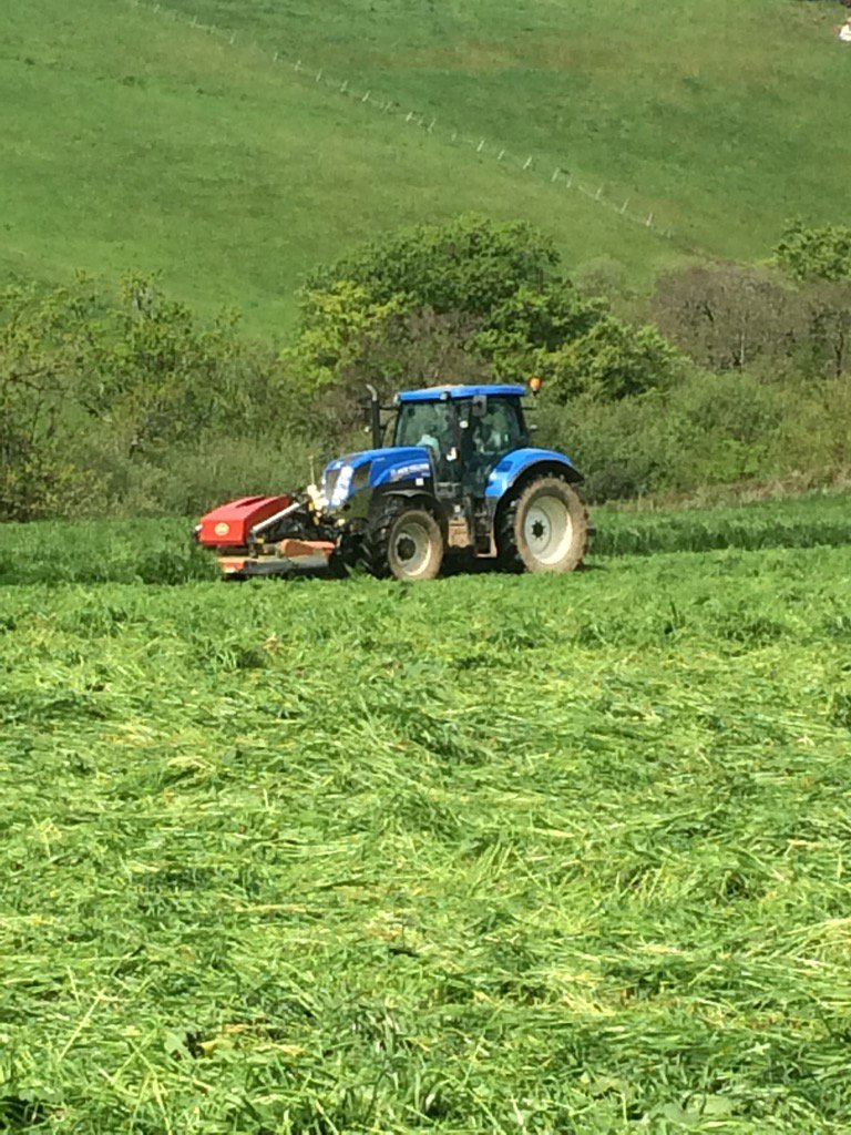 simonpfmartin's tweet photo. Nice weather for it #firstcut2016 https://t.co/M3C0nDL43S