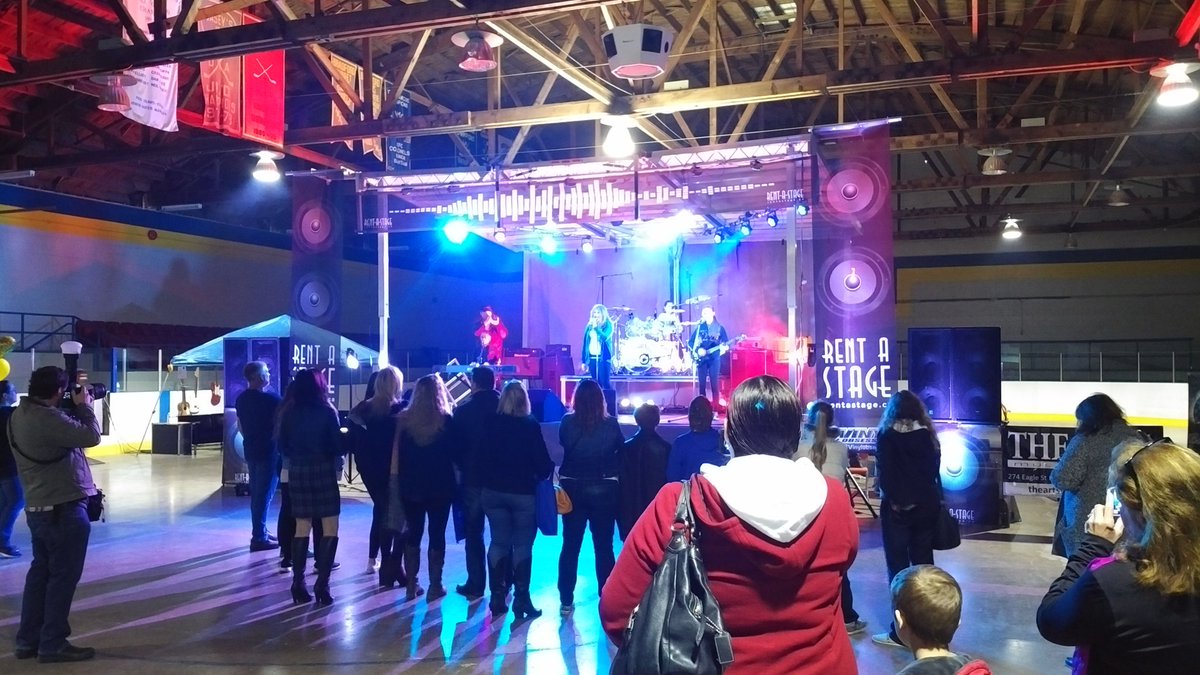 On stage Taylor McKinnon, sounds great