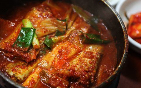 hotsuda's tweet photo. 남대문 시장에서 제일 먹고 싶은 거! 얼큰 칼칼한 갈치조림~ 밥 두그릇은 기본이지용~ https://t.co/ErjDSebQ4I