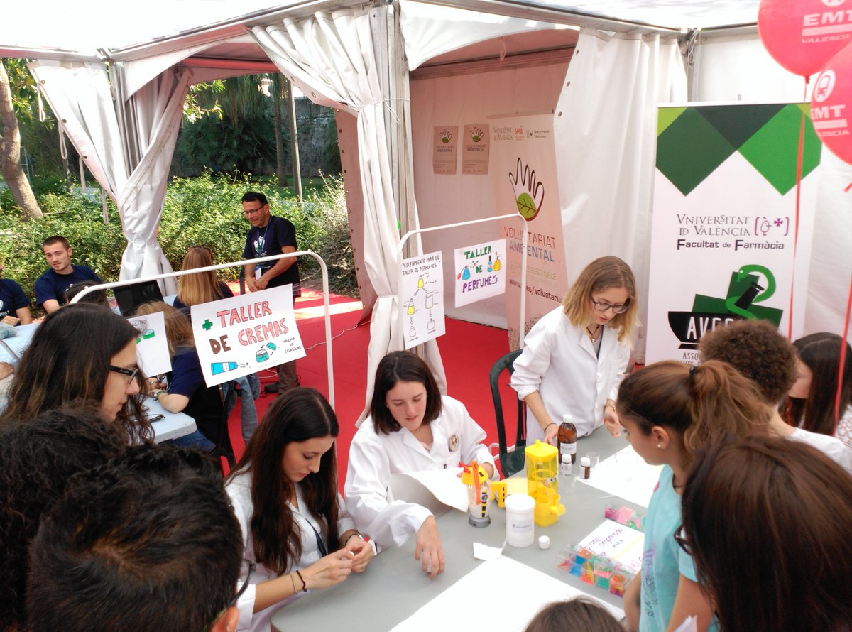 SediUV's tweet photo. L'Associació Valenciana de Joves Estudiantes de Farmacia en #PrimaveraEducativa #EstemUV  @UV_EG https://t.co/aoYV7toZ7f
