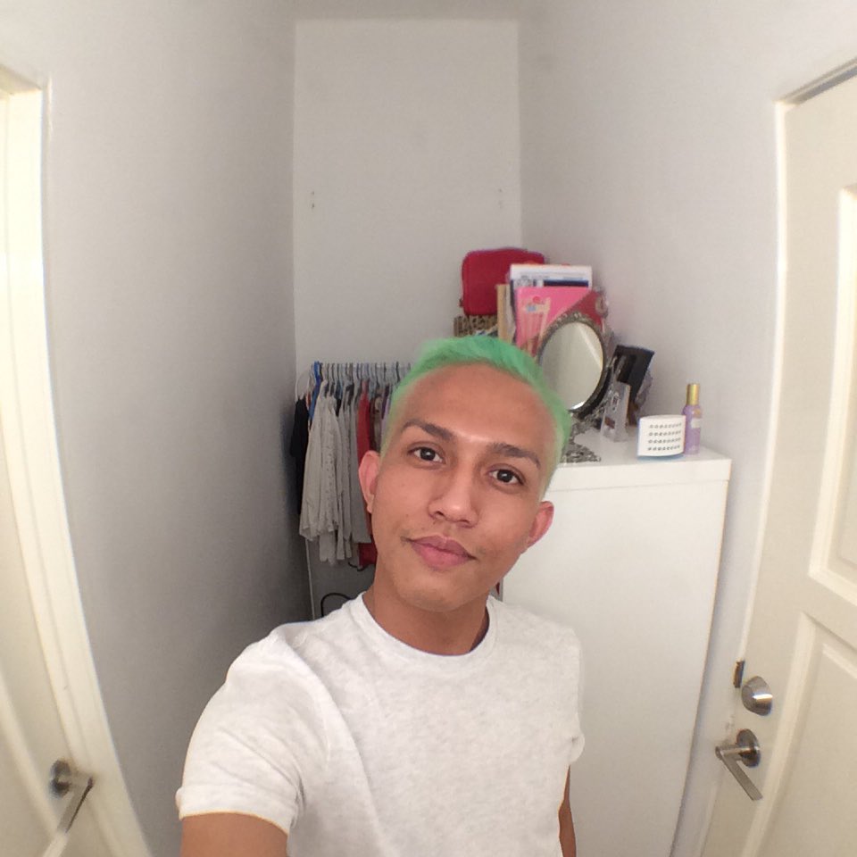 FaizFaisal_S's tweet photo. Geledah bilik anak dara orang. #RoomRaider https://t.co/31IA5mRyFL