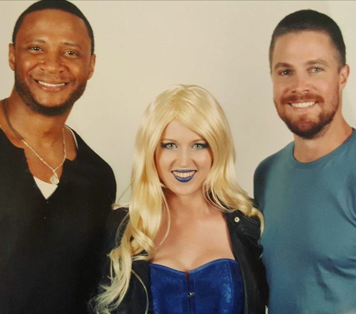 amellbrasil's tweet photo. 📸 Stephen Amell e David Ramsey com fã em #CHO2 #Day2 https://t.co/xHRqafJCF2 https://t.co/uD1Si2A2xV