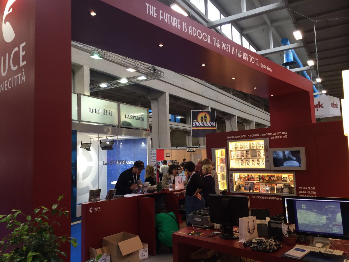 booktofuture's tweet photo. Istituto Luce a Book to the future: porta la tua foto e allo stand te la digitalizzano e restaurano! https://t.co/KsdA2Mn6fc