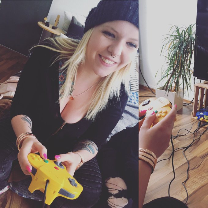 Watch LunaLove's leaked NSFW photo on TwXstars