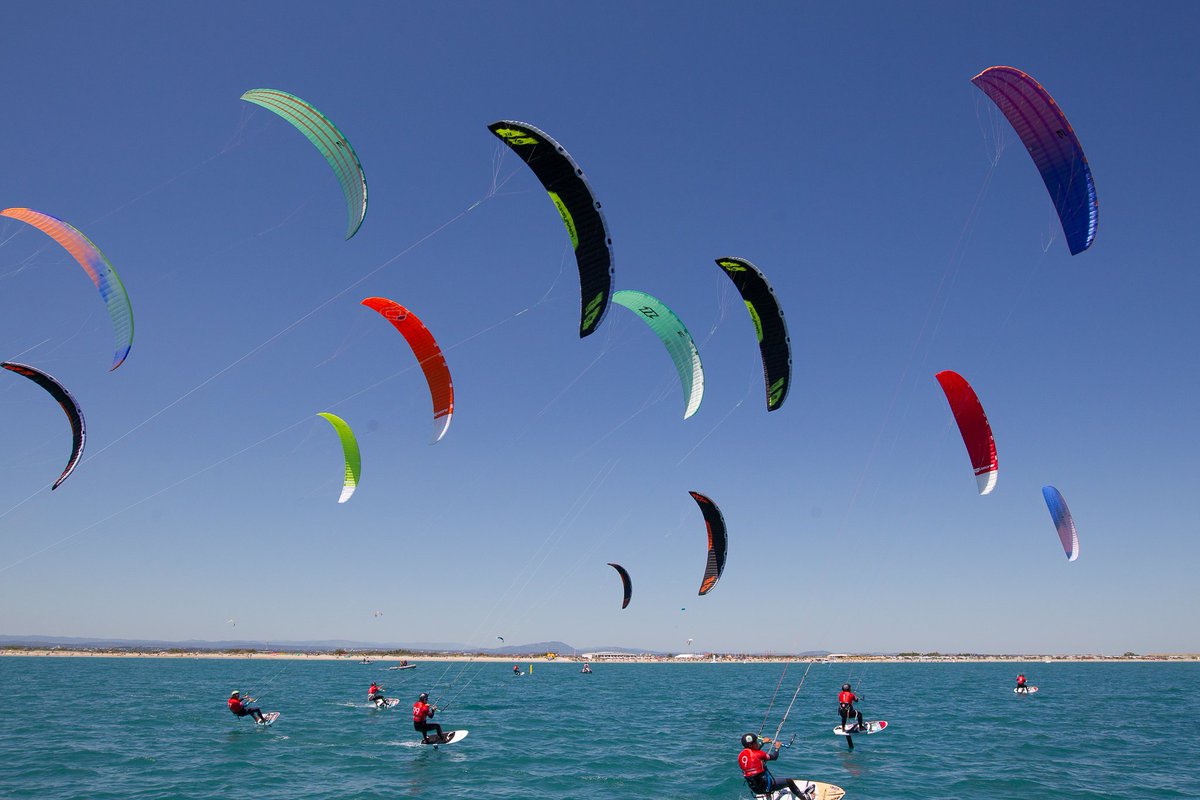 Montpellier3m's tweet photo. #kitesurf à Villeneuve lès M. Moins de vent aujourd'hui mais ciel de kite de toute beauté. @Festikite @saurel2014 https://t.co/WpqSITPMUQ