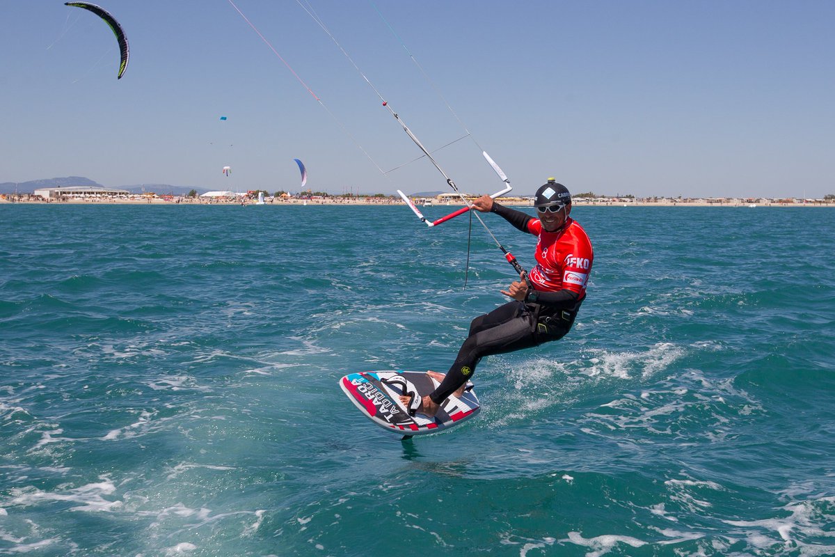 Montpellier3m's tweet photo. #kitesurf à Villeneuve lès M. Moins de vent aujourd'hui mais ciel de kite de toute beauté. @Festikite @saurel2014 https://t.co/WpqSITPMUQ