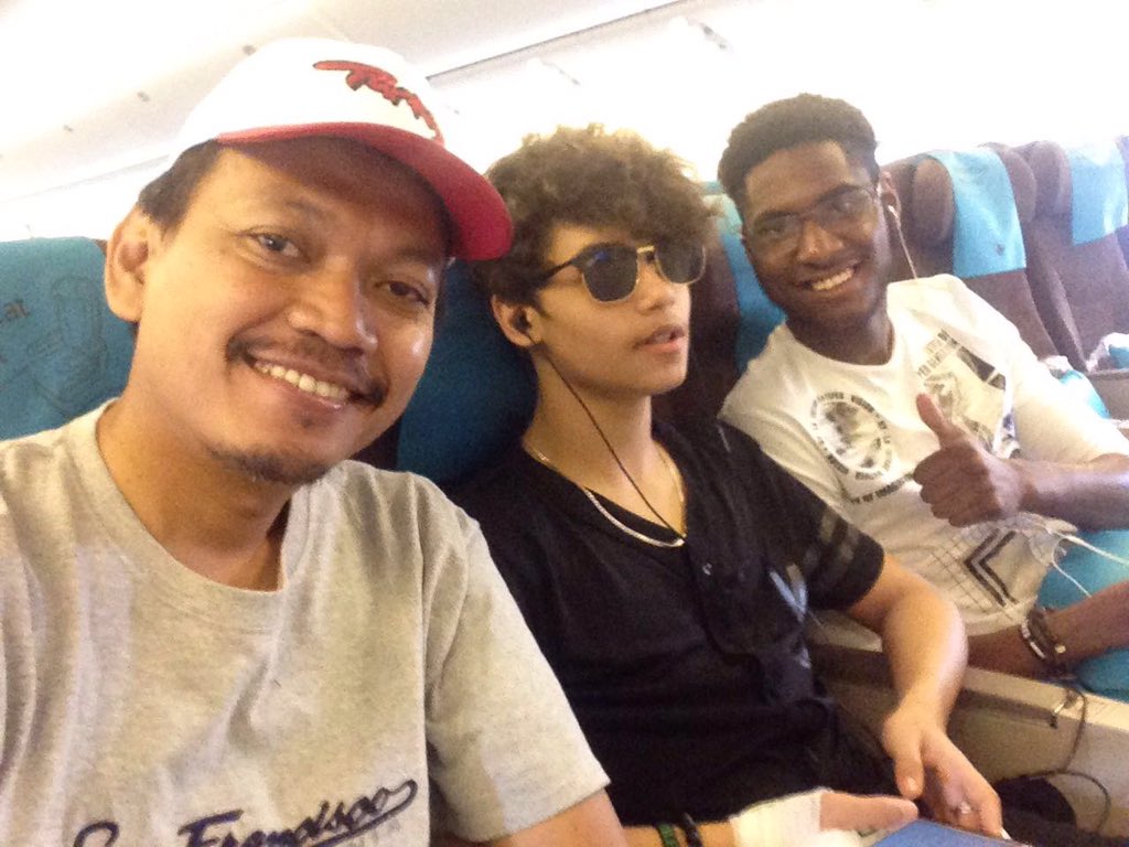 HarrisJOfficial's tweet photo. Even when I'm injured I still get middle seat 😂😭 https://t.co/cZ55AHYYvJ
