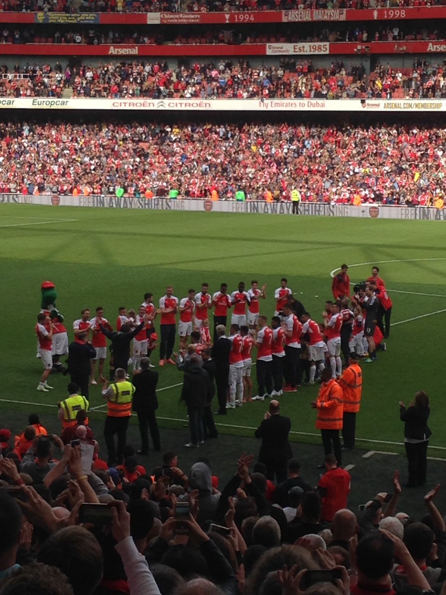 JamesOlley's tweet photo. Tomas Rosicky gets guard of honour with players wearing No7 shirts. https://t.co/bBbw0IgeCu