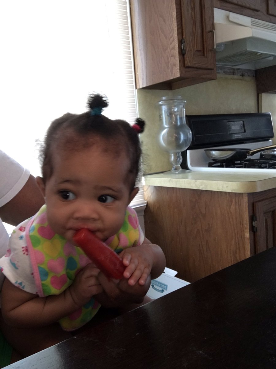 7telErn's tweet photo. When Jaz say no Popsicle but Emmy gets 1 anyway 😩😊 https://t.co/N8D6tySZ13