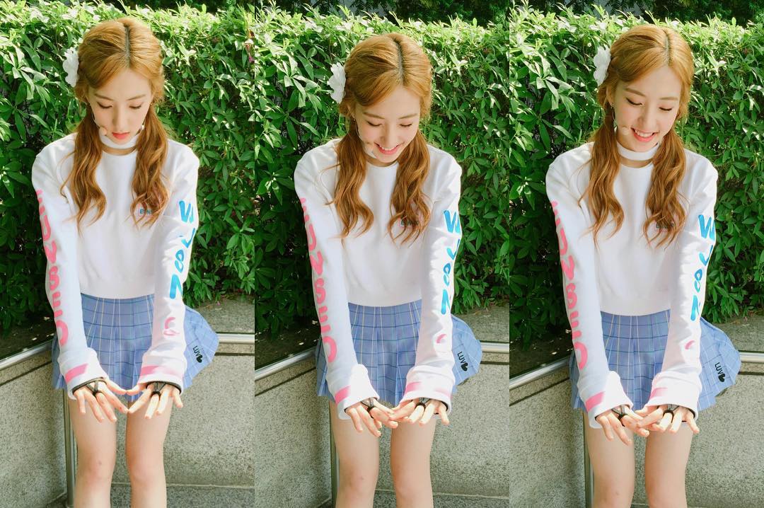 eunseo_joy98's tweet photo. 우리 우주소녀의 손을 블링블링하게 만들어준 별을보며 수고했다고 말하고 있는중이랍니당💦 😂 https://t.co/sNf6m8LLdM